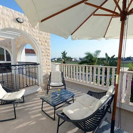 Karythia Villa Pyla Bagian luar foto