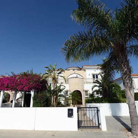 Karythia Villa Pyla Bagian luar foto