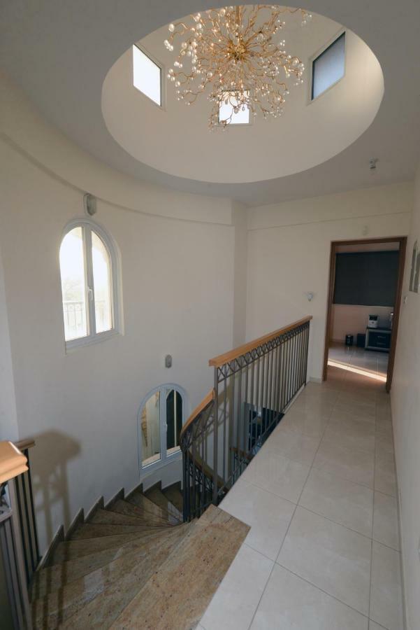 Karythia Villa Pyla Bagian luar foto