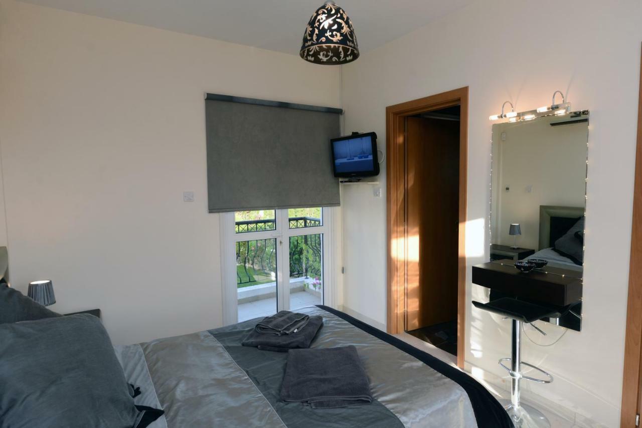 Karythia Villa Pyla Bagian luar foto