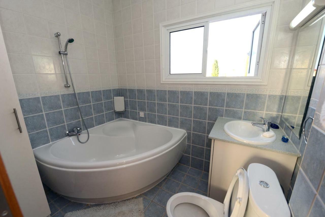 Karythia Villa Pyla Bagian luar foto
