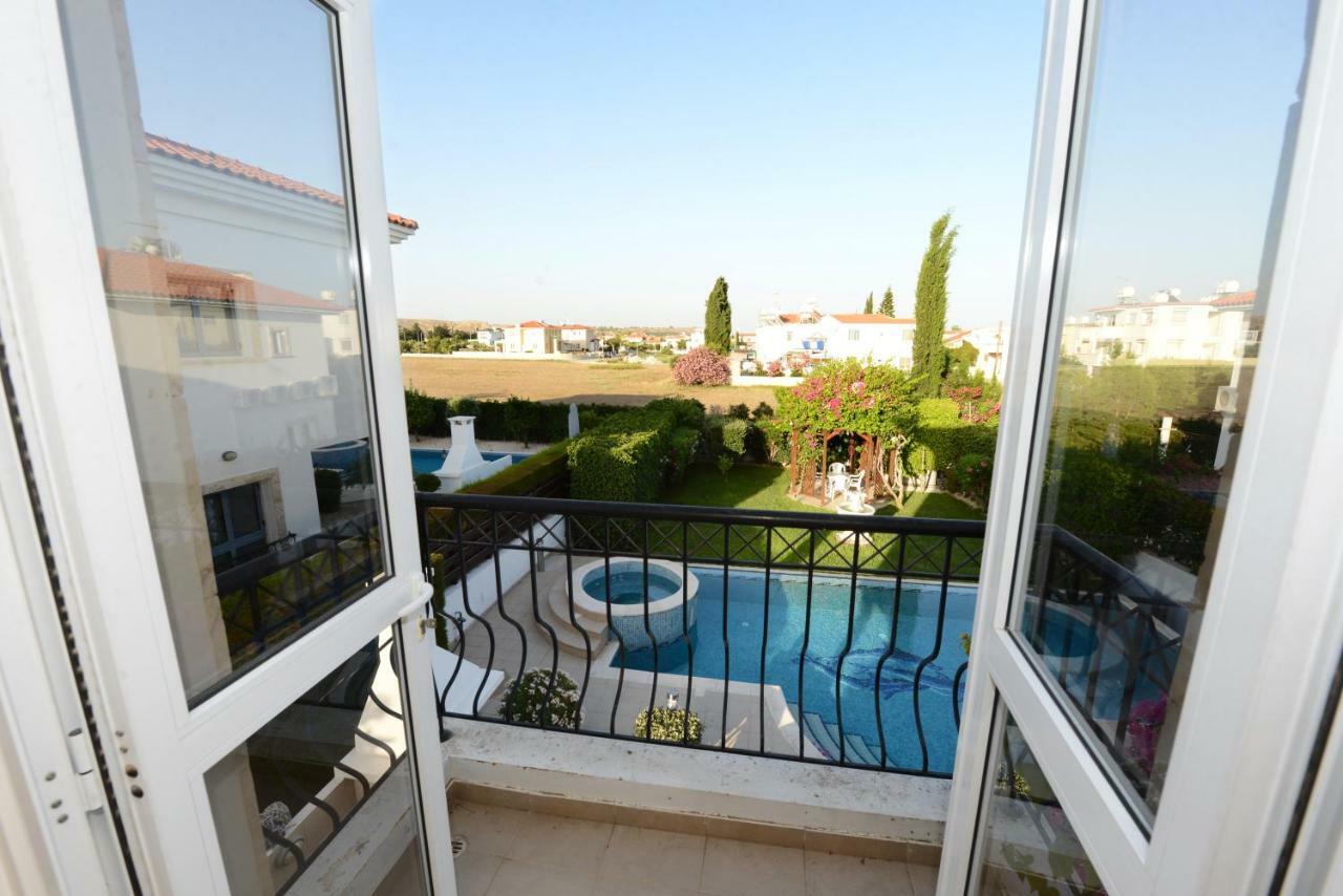 Karythia Villa Pyla Bagian luar foto
