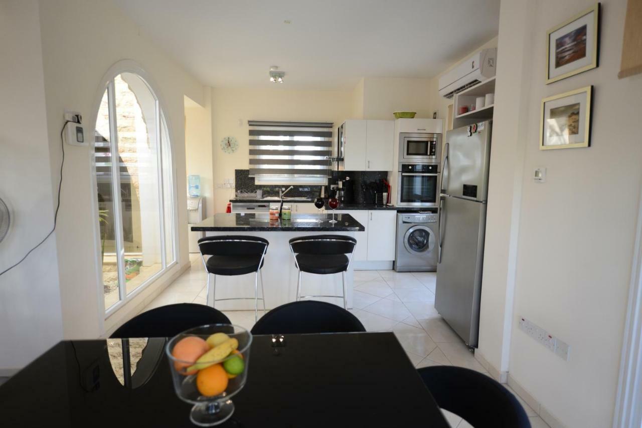 Karythia Villa Pyla Bagian luar foto