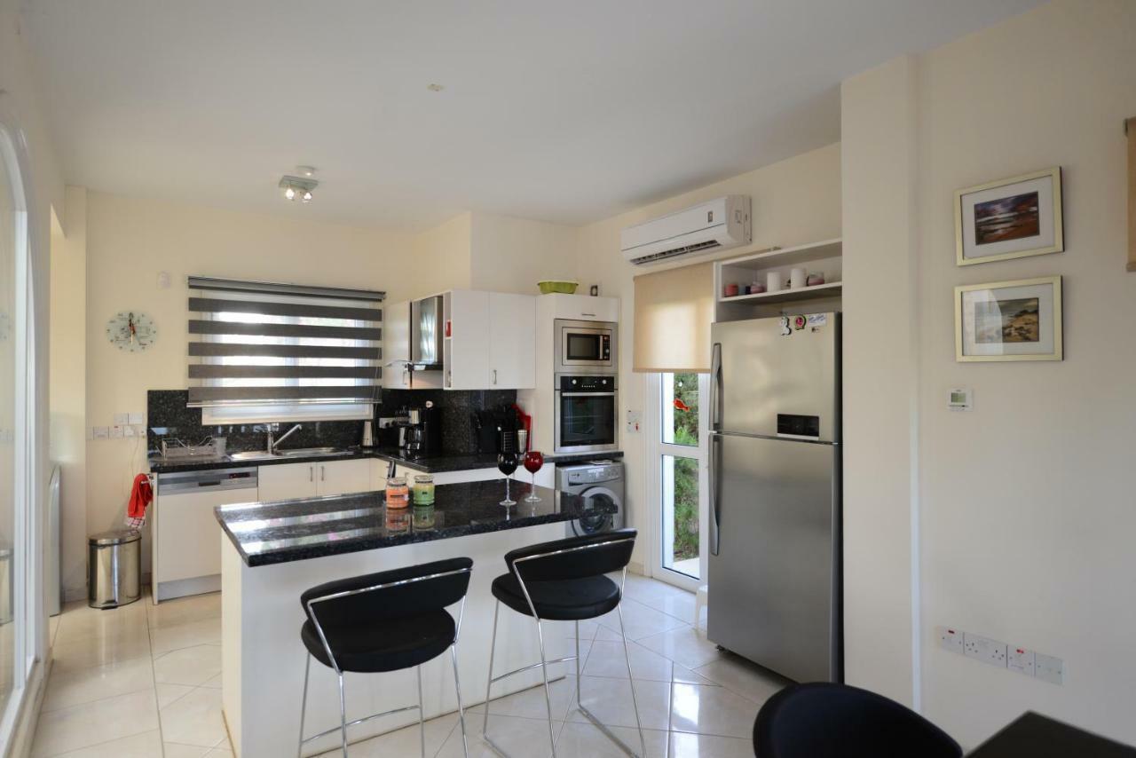 Karythia Villa Pyla Bagian luar foto