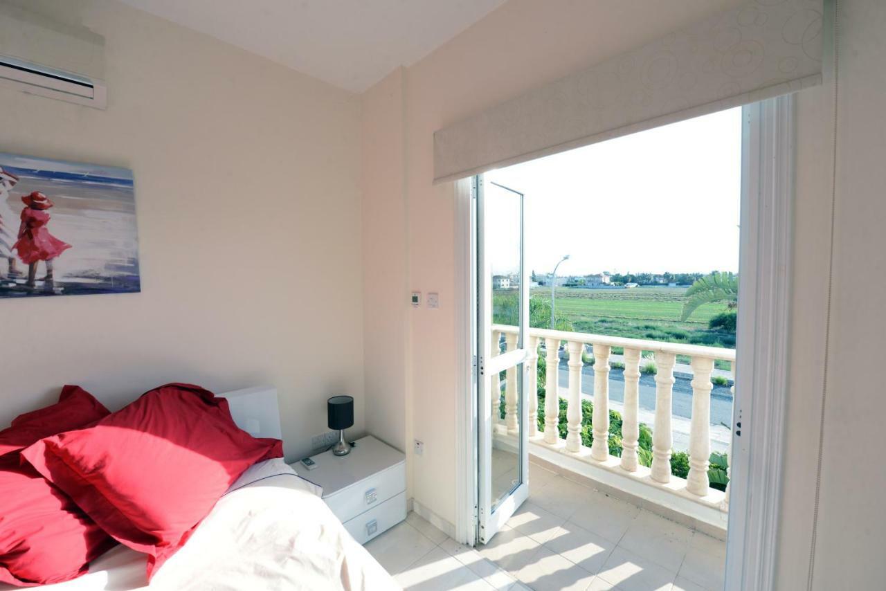 Karythia Villa Pyla Bagian luar foto