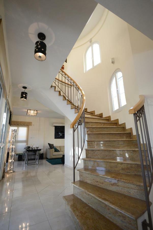 Karythia Villa Pyla Bagian luar foto