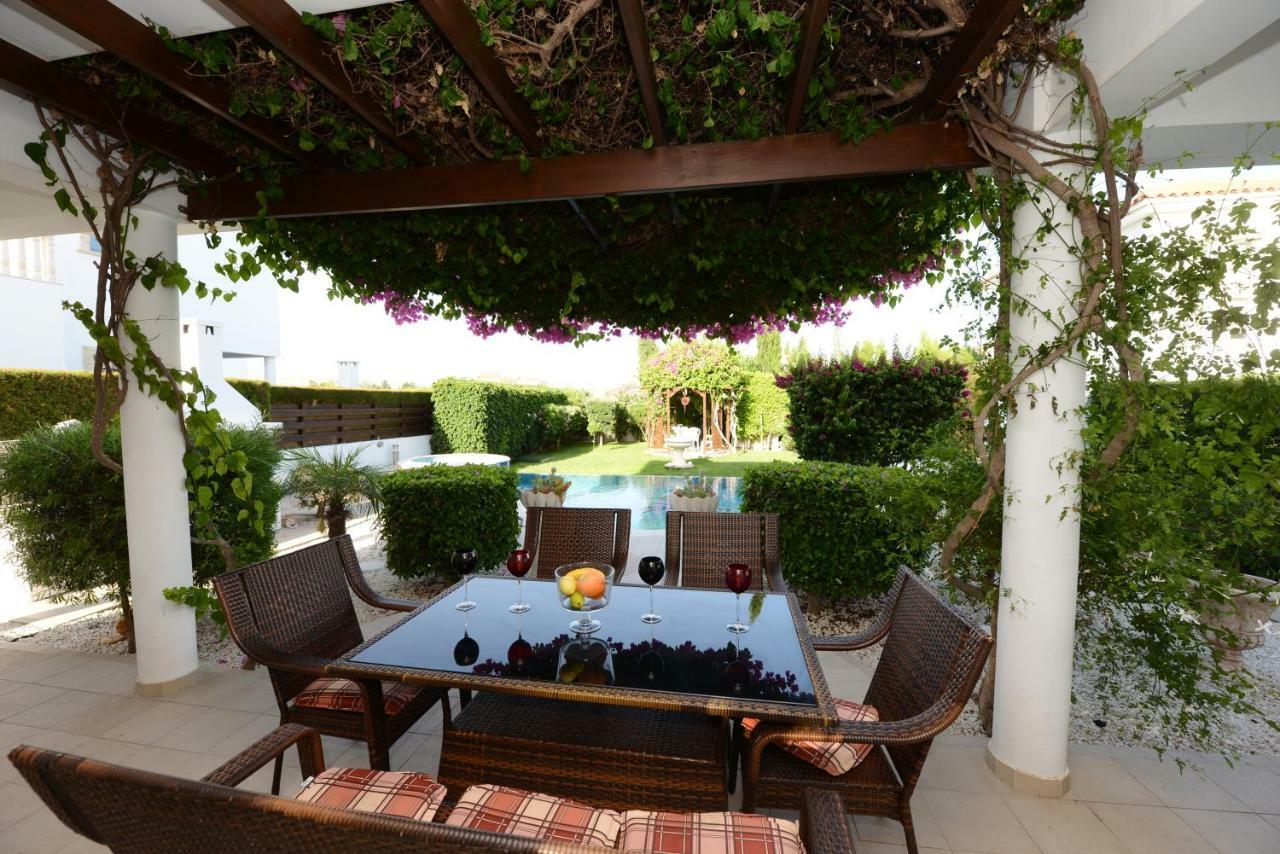 Karythia Villa Pyla Bagian luar foto