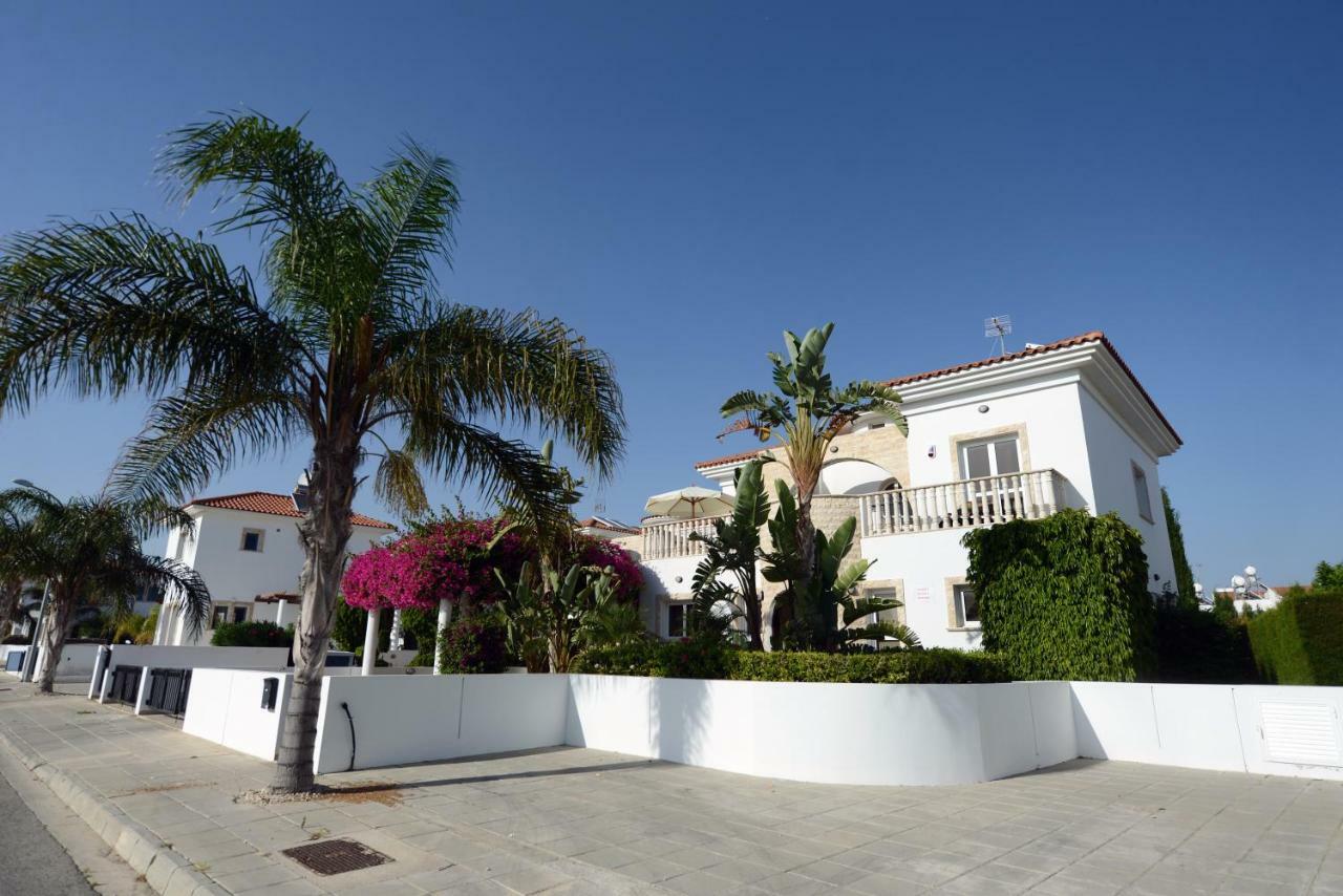 Karythia Villa Pyla Bagian luar foto