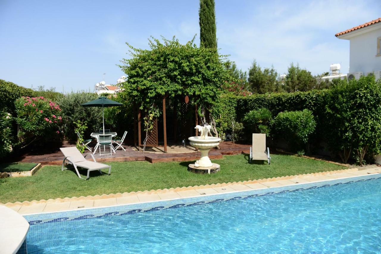Karythia Villa Pyla Bagian luar foto